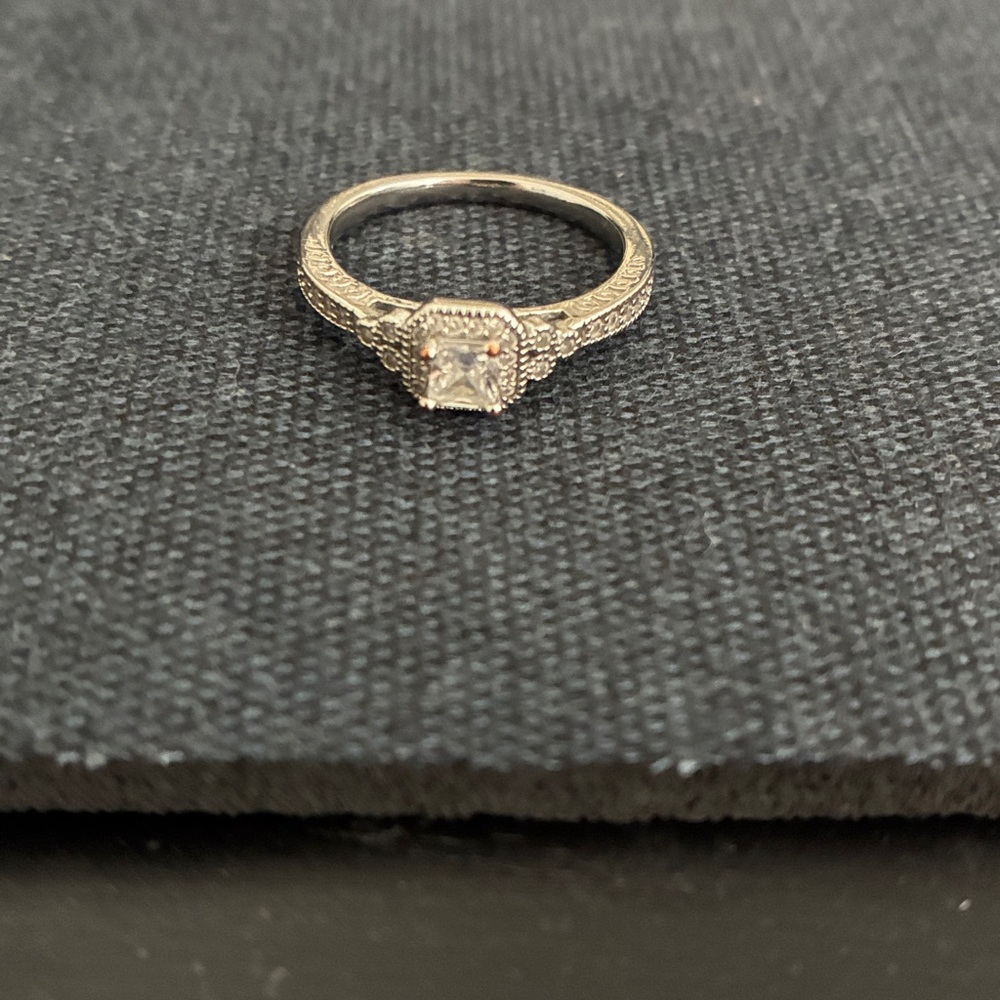 The perfect travel ring! Gorgeous fake/fashion ring. Size 9. Bling 💍